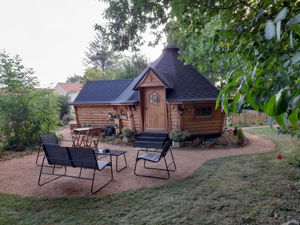 A L'Oree Du Cedre Hotel Pouzauges Exterior photo